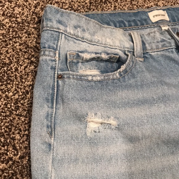 Sneak Peek Boyfriend Jeans Light Wash - Picture 2 of 10